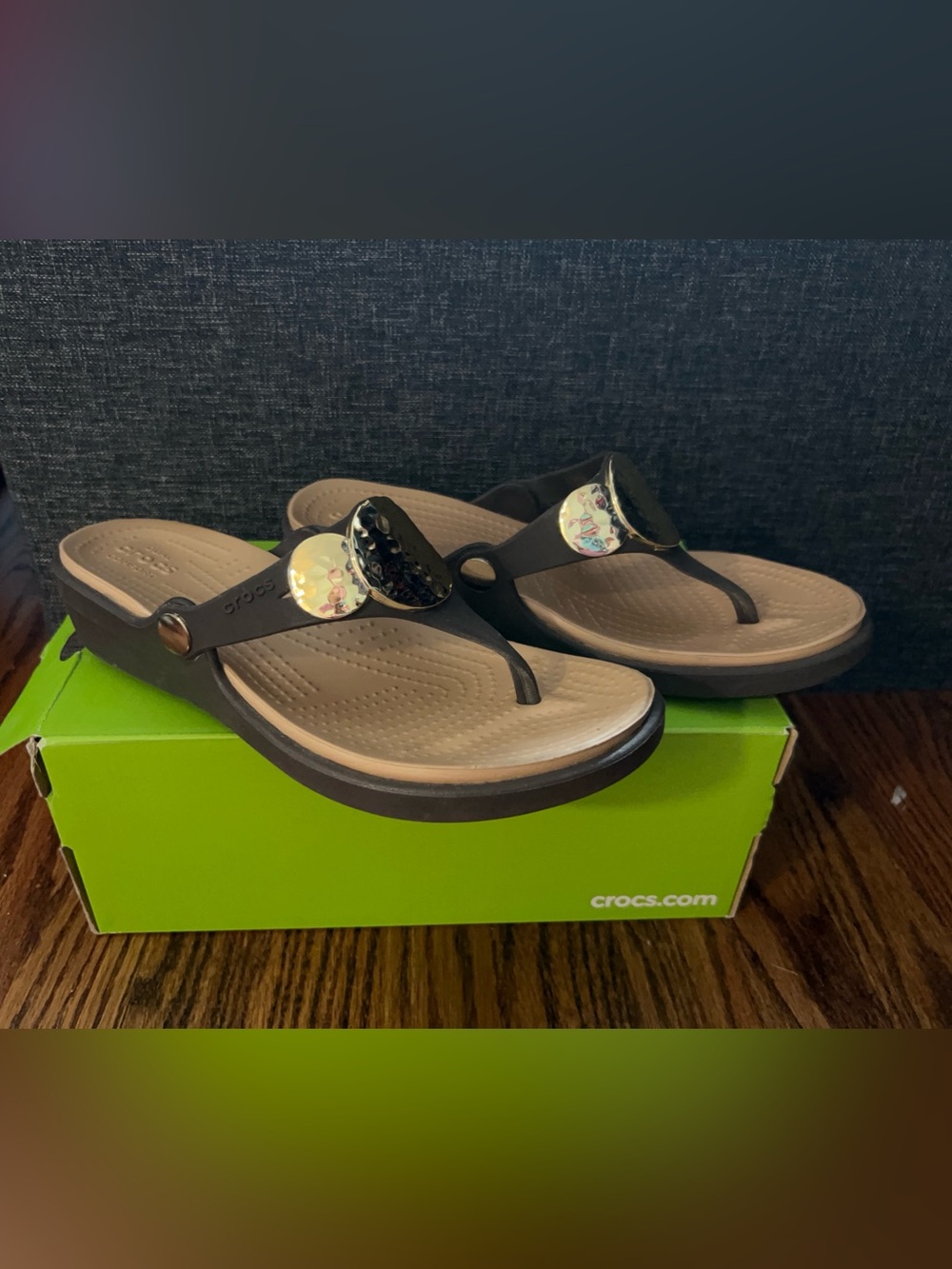 Crocs Sanrah Hammered Circle Wedge Flip Sandals sz 7 - Picture 3 of 7